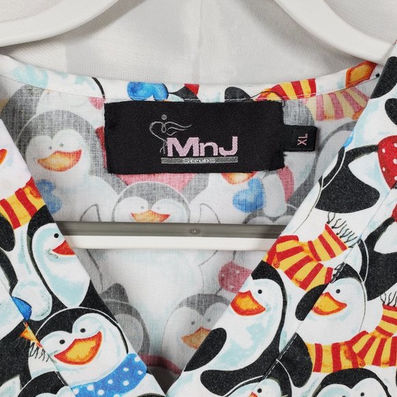 MNJ V-Neck Scrub Top Wintery Santa Claus with Penguins Print 2 Pockets Sz XL - Picture 4 of 6